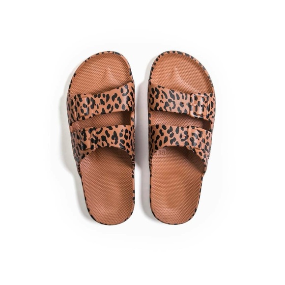 NWT Freedom Moses Leo Toffee Womens Leopard
Slip On Slide Sandals size 6-7 - Picture 3 of 9